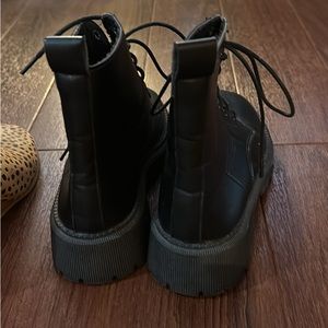 Black combat boots excellent condition size 8 20.00